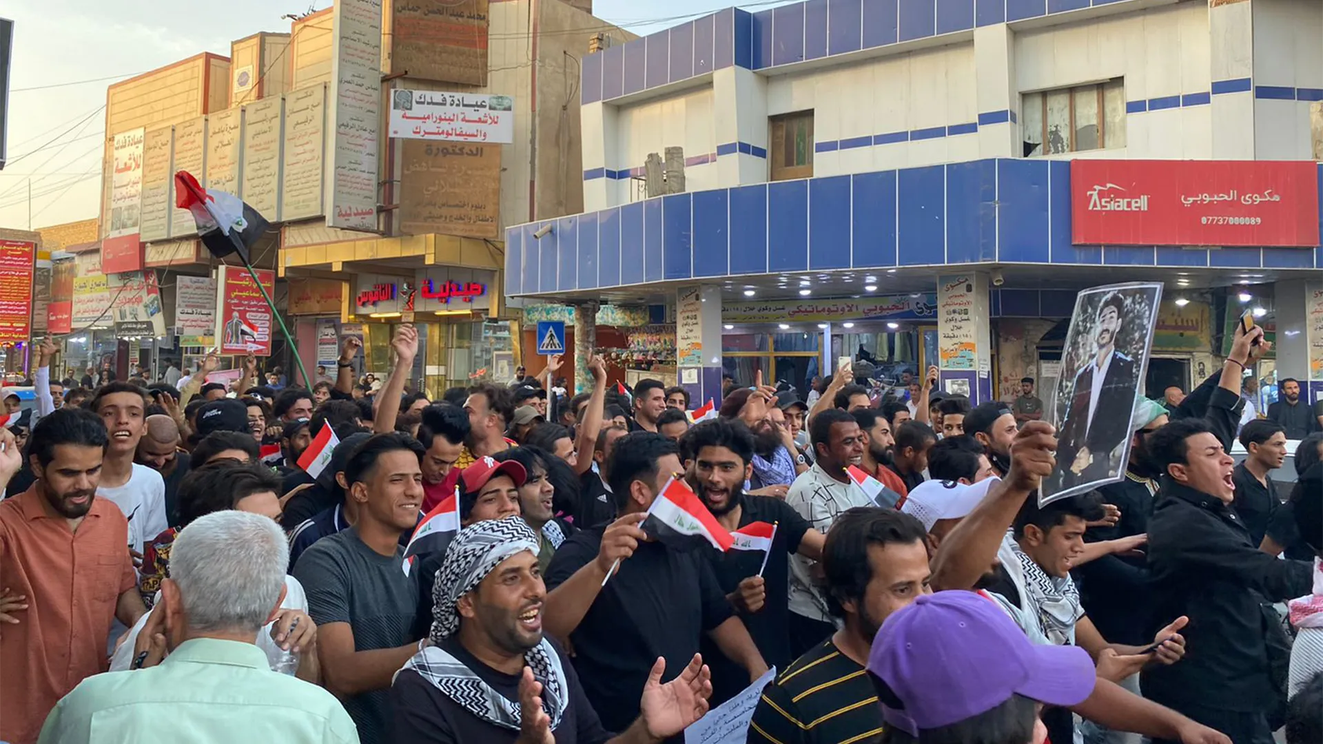 من البرلمان إلى الشارع: هل يعيد الشباب تشكيل الخريطة السياسية في العراق؟